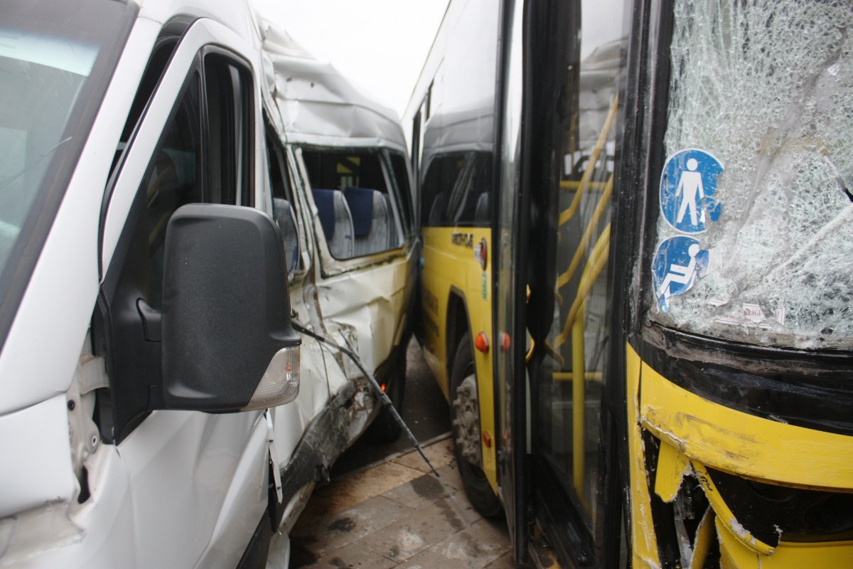 Otobüs ile servis minibüsü çarpıştı: Çok sayıda yaralı var