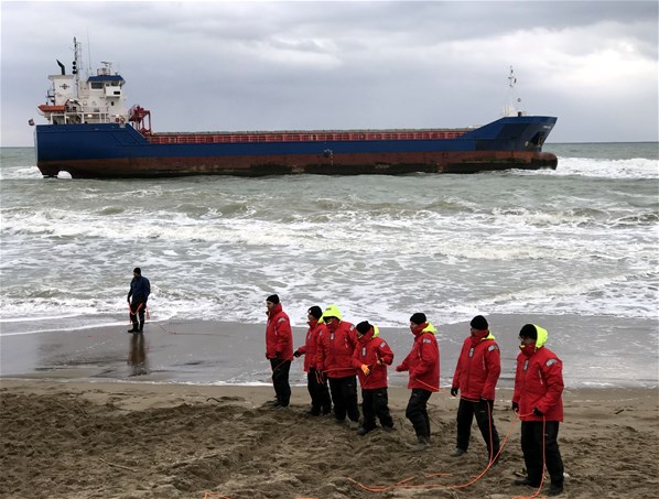 Kuruyük gemisi Kocaeli'de karaya oturdu
