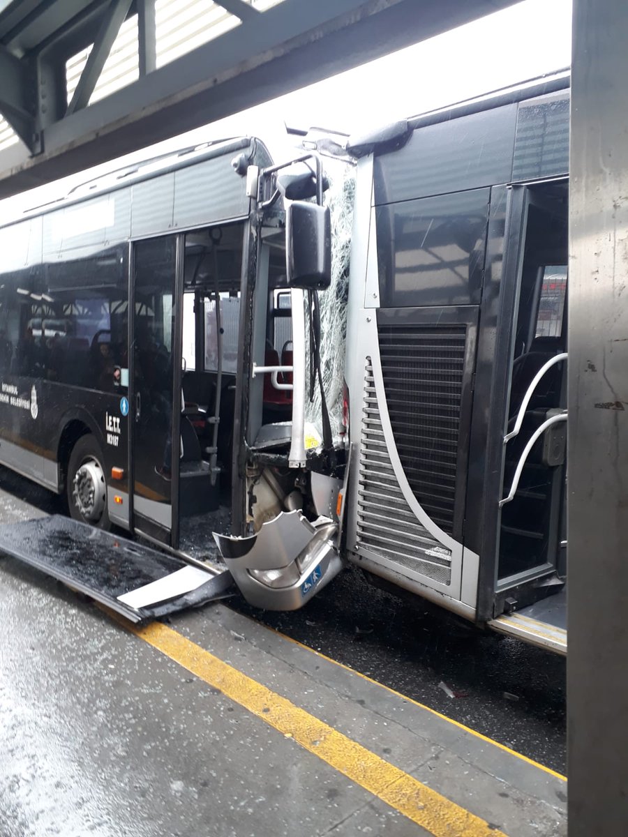 Metrobüsler çarpıştı: Çok sayıda yaralı var