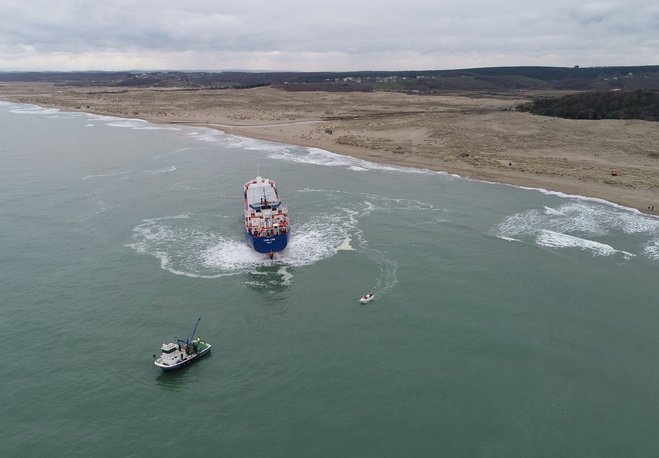 Türk gemisi İtalya'da karaya oturdu