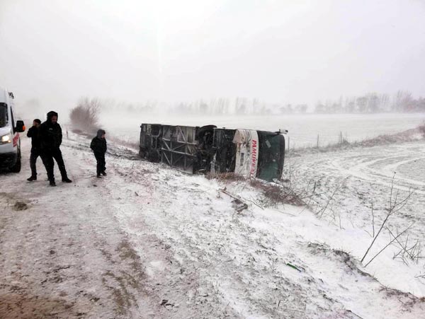 Kar ve tipi otobüs devirdi: Yaralılar var