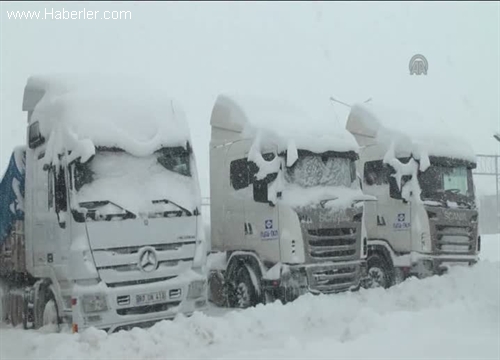 Kar ve tipi 31 karayolunu ulaşıma kapattı