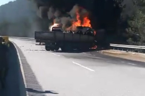 İki TIR çarpıştı: Alev alev yandılar