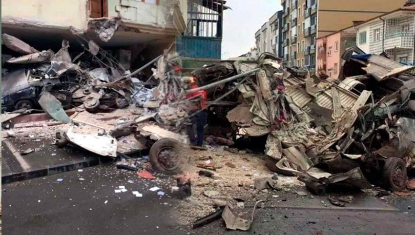 Kamyon, 3 araç ve 1 apartmana çarptı: 2 ölü