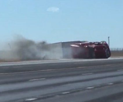 Şiddetli fırtına seyir halindeki tırı devirdi