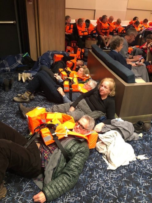 1.000 yolcu denizin ortasında kurtarılmayı bekliyor