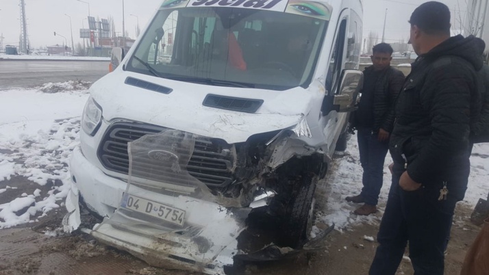 Öğrenci servisi ile kamyon çarpıştı!