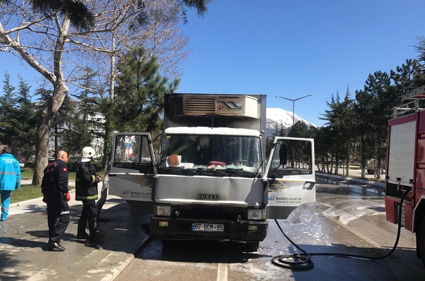 Seyir halindeki gıda yüklü kamyon alev aldı