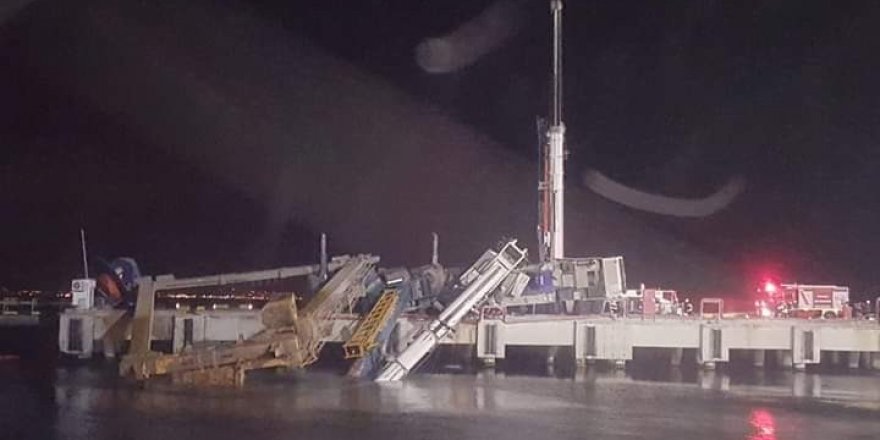 Tuzla'da dev vinç denize devrildi