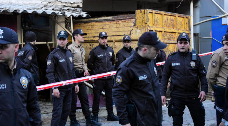 Freni boşalan kamyon kahveye daldı, dehşet saçtı