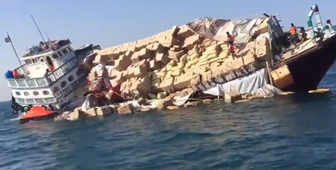 Yük gemisi battı, yüzlerce koli denize saçıldı