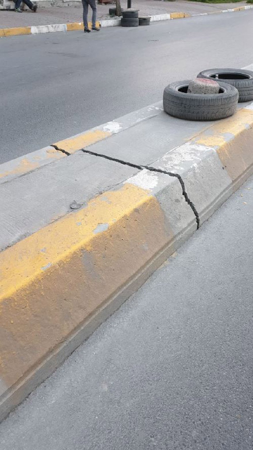 Esenyurt’ta yol çöktü! Binalar boşaltıldı