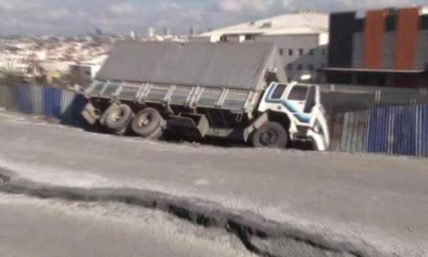 Esenyurt'ta bir yol daha çöktü