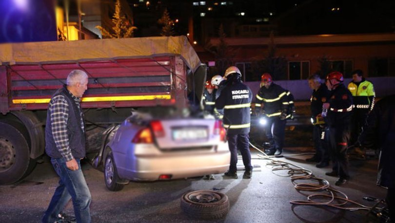 Emniyet şeridindeki TIR'a çarptılar ve öldüler