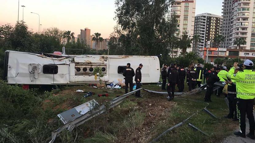 Yolcu otobüsü şarampole devrildi: Ölü ve yaralılar var