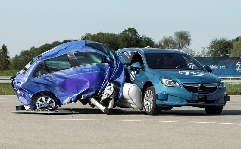 ZF'den dünyanın ilk harici yan hava yastığı sistemi