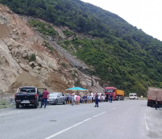 “Hep Cengiz’e” Arhavili kamyoncuları isyan ettirdi