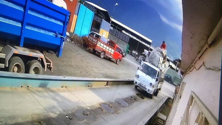 Hurda yüklü kamyondan çuvalla yere çakıldı