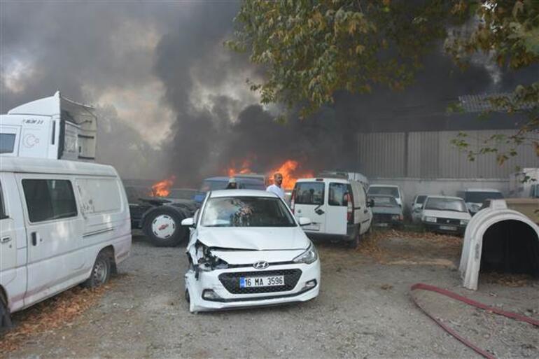 Yediemin deposundaki 20 araç cayır cayır yandı