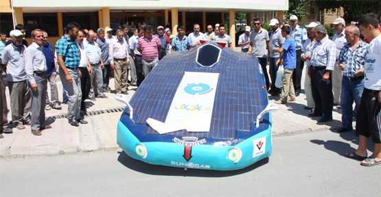 Güneş enerjisiyle çalışan araba trafikte