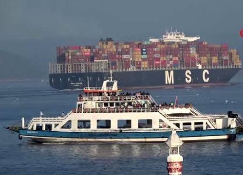 3 futbol sahası uzunluğundaki gemi Boğaz'dan geçti