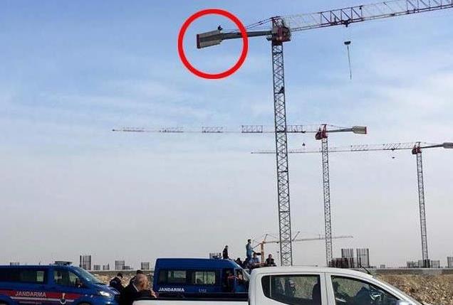 Çukurova Havaalanı işçilerinden  maaş eylemi