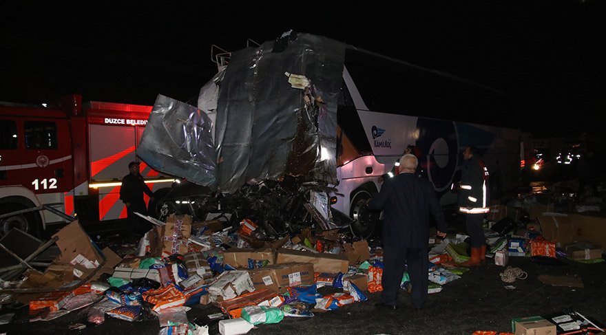 Otobüs ile TIR çarpıştı: Çok sayıda ölü ve yaralı var