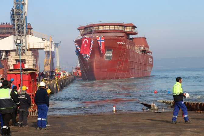 Canlı balık taşıma gemisi törenle denize indirildi
