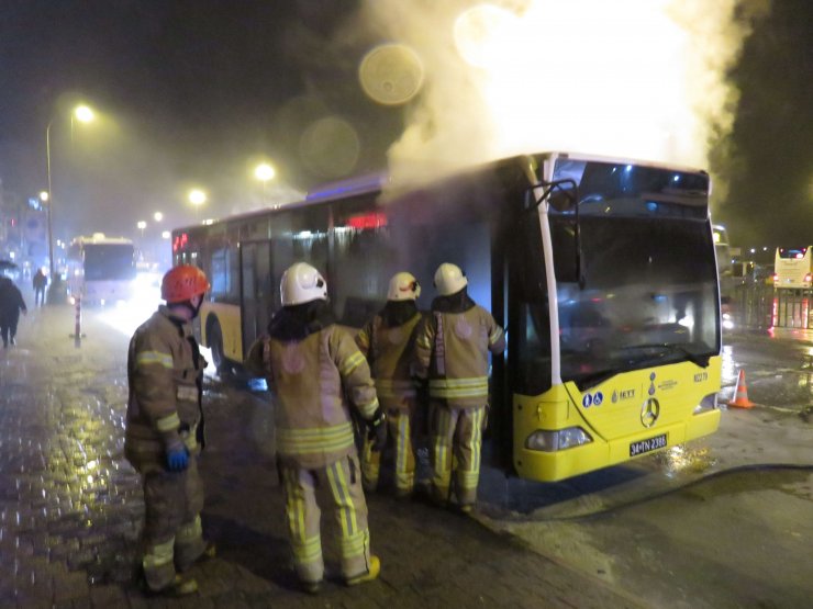 Kadıköy'de belediye otobüsü alev alev yandı