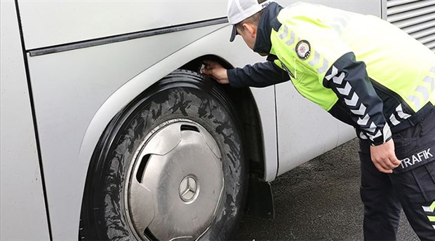 351 yolcu otobüsü, trafikten men edildi