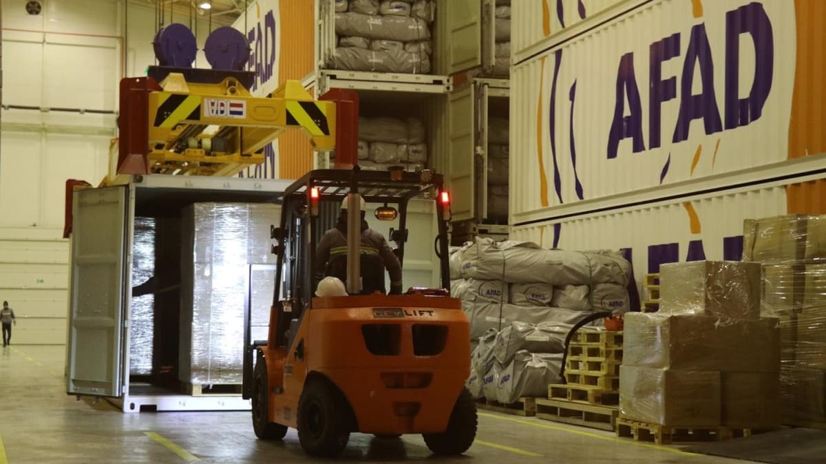 AFAD'ın Düzce deposundan Malatya'ya 6 TIR yatak gitti
