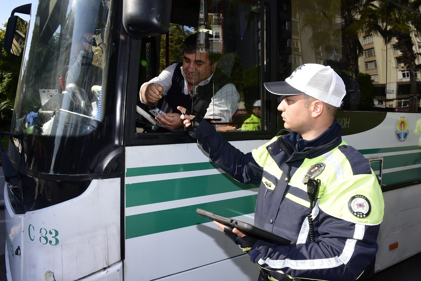 Yolcu kılığına giren polisler ceza yağdırdı