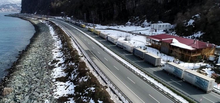 Sarp'ta 3 gündür TIR girişlerine izin verilmiyor