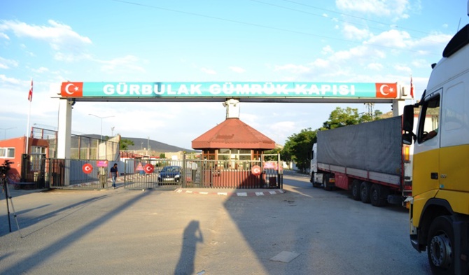 Gürbulak'ta bekleyen TIR'lar Türkiye'ye girmeye başladı