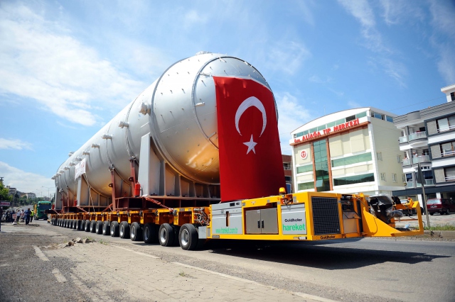 264 tekerlekli treylerle taşınan dev