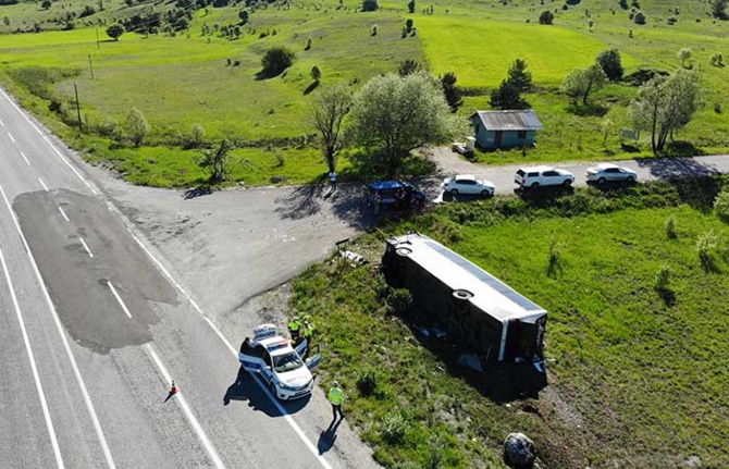 Erzincan'da yolcu otobüsü devrildi: 19 yaralı