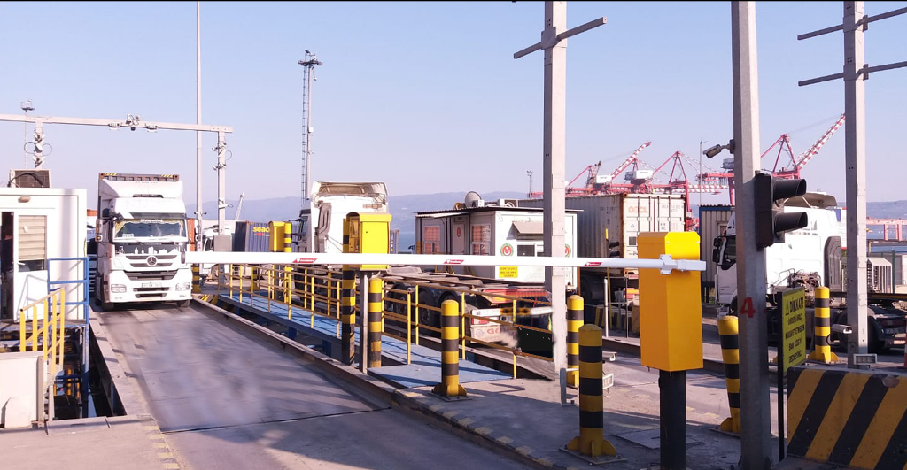 80 KM hızla çarpan 12 tonluk kamyonu durdurdu