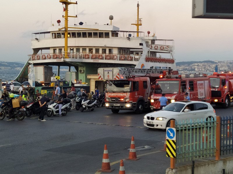 Arabalı vapurda panik anları!