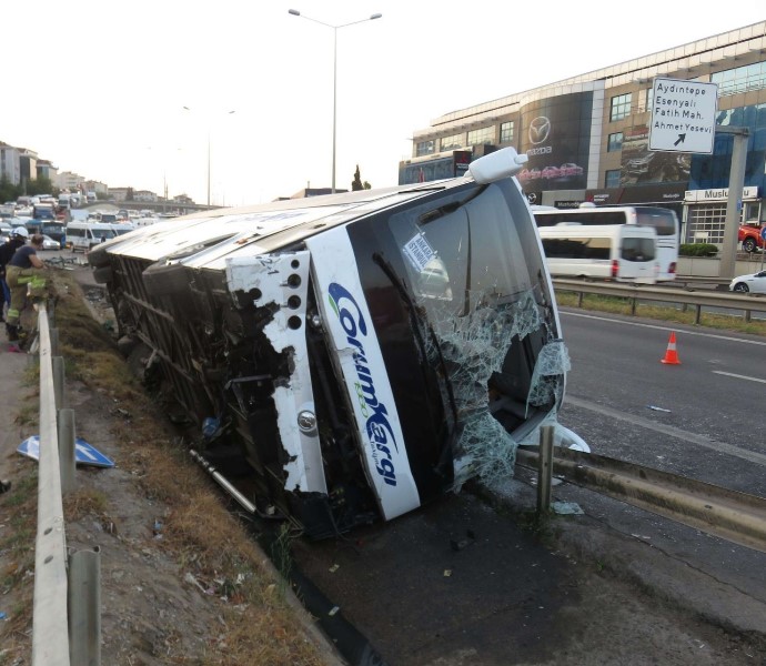 Pendik'te yolcu otobüsü devrildi: 9 yaralı