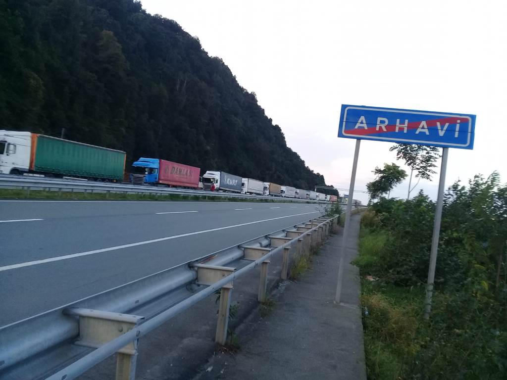 Sarp’ta TIR kuyruğu Arhavi'ye kadar uzadı