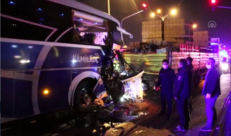 Uşak'ta yolcu otobüsü tırla çarpıştı: 1 ölü, 8 yaralı
