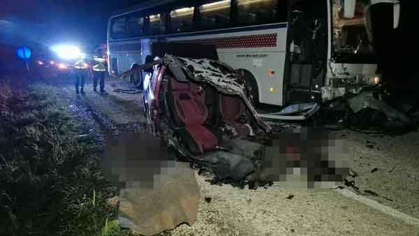 Otobüs, otomobili ikiye böldü: 2 ölü