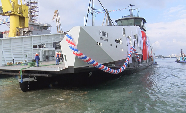 Dünyanın ilk hidrojen yakıtlı feribotu suyla buluştu