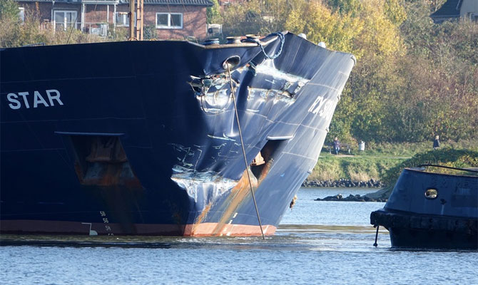 İki kargo gemisi Kiel Kanalı'nda kafa kafaya çarpıştı!
