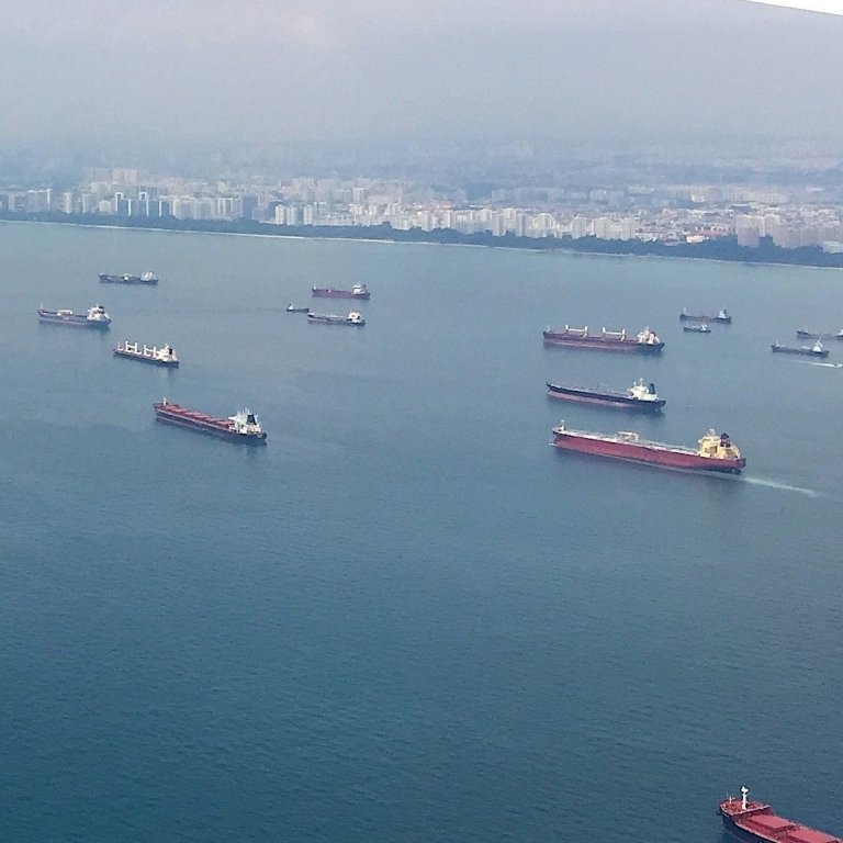 Gemiler Çin açıklarında mahsur: Para mı, denizci mi?