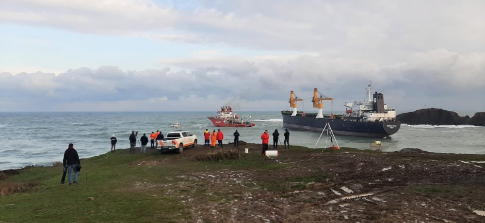 Riva'da karaya oturan gemi kurtarıldı