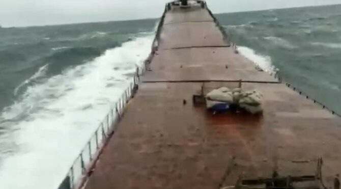 Dalgalar koca gemiyi böyle kırdı