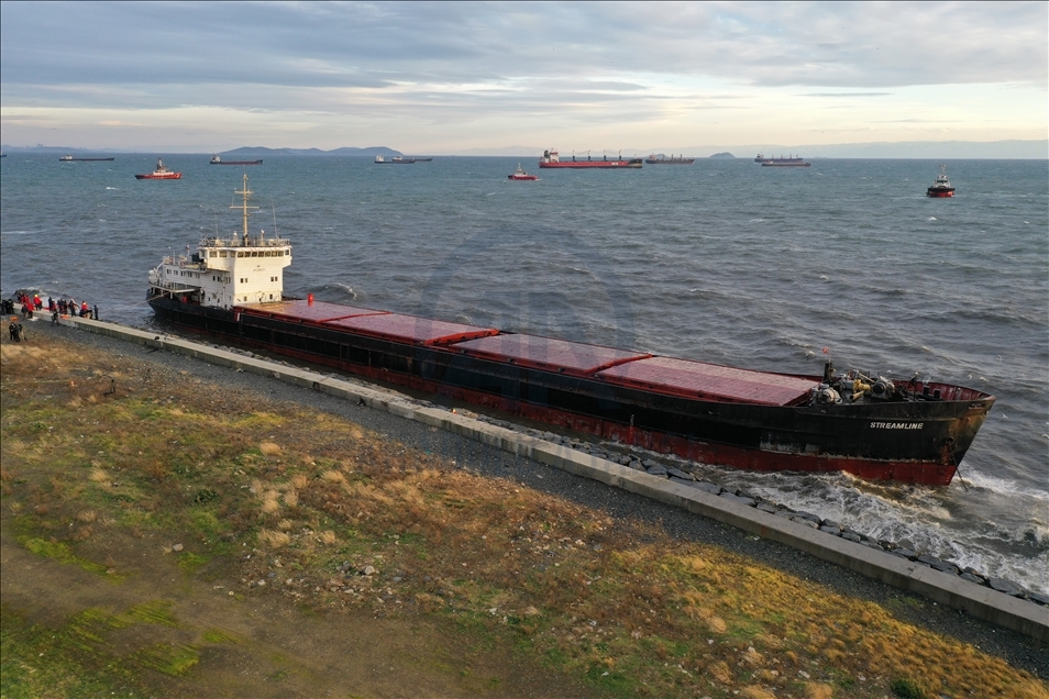 Kuruyük gemisi Zeytinburnu'da karaya oturdu
