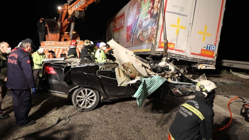 TIR'a çarpan otomobil hurdaya döndü: 2 ölü
