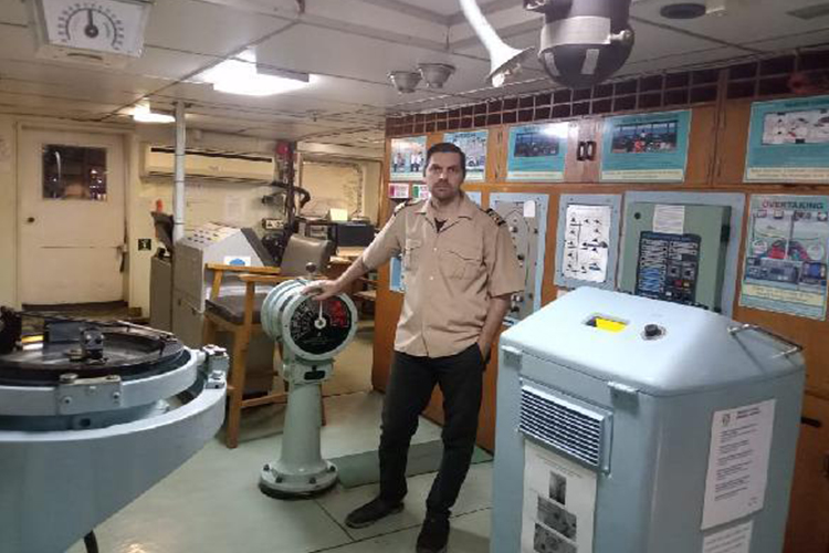 Kaptan olduğu gemide hapis hayatı yaşıyor